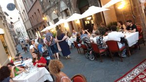Tavoli all’aperto, buona cucina e musica lirica in Camollia. Chiti: "Un quartiere vissuto non è mai consumato"