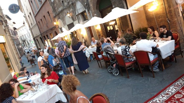 Tavoli all&rsquo;aperto, buona cucina e musica lirica in Camollia. Chiti: "Un quartiere vissuto non &egrave; mai consumato"