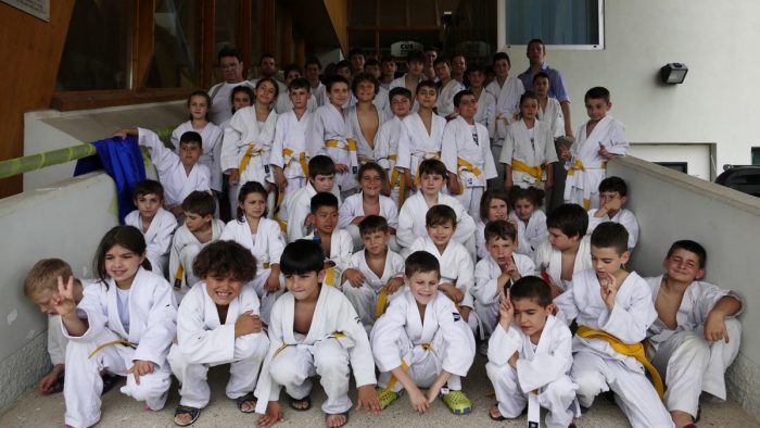 Tanti giovani alla cerimonia di intitolazione del palazzetto del Cus Judo a Bruno Nibbi