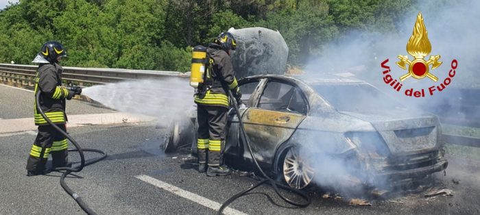 Auto in fiamme sulla Siena-Firenze