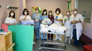 Un gruppo di ragazzi senesi classe 1981 dona materiale e strumenti per i piccoli pazienti delle Scotte