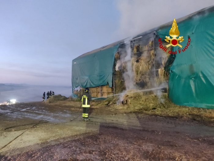 Incendio a Monteroni d'Arbia, a fuoco una rimessa di rotoballe