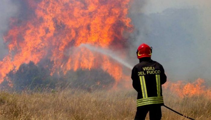 Incendio lambisce abitazioni a San Gimignano