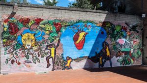 Siena, gli studenti della scuola Tozzi raffigurano il loro mondo ideale in un murale