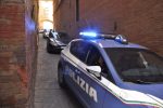 Ubriachi molesti insultano e molestano clienti e dipendenti locale, arriva la Polizia: daspo urbano, prima volta a Siena