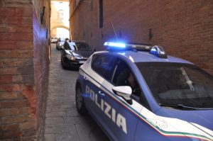 Ubriachi molesti insultano e molestano clienti e dipendenti locale, arriva la Polizia: daspo urbano, prima volta a Siena