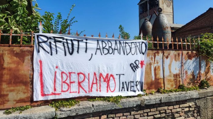 Potere al Popolo, striscione e volantinaggio per ex Fornace Arbia e mangimi Muratori a Taverne