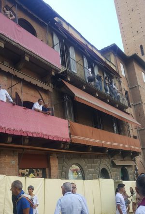 Colpito alla testa da un ferro di cavallo, paura per un senese