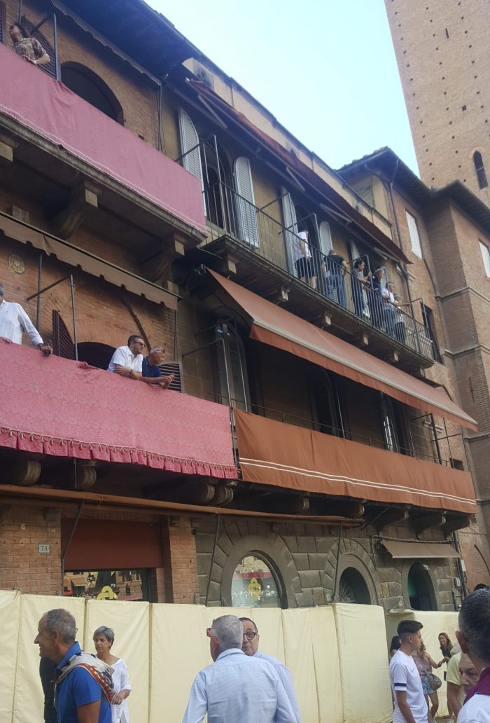 Colpito alla testa da un ferro di cavallo, paura per un senese