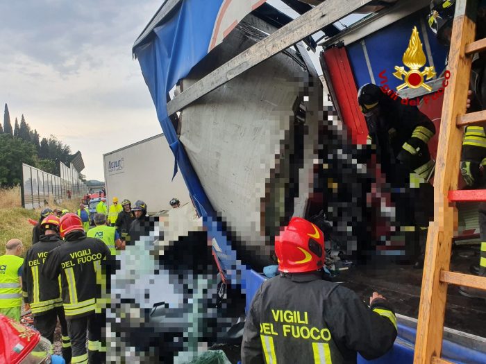 Incidente mortale sull'A1, la Procura di Siena chiede il processo per il camionista che causò il tamponamento