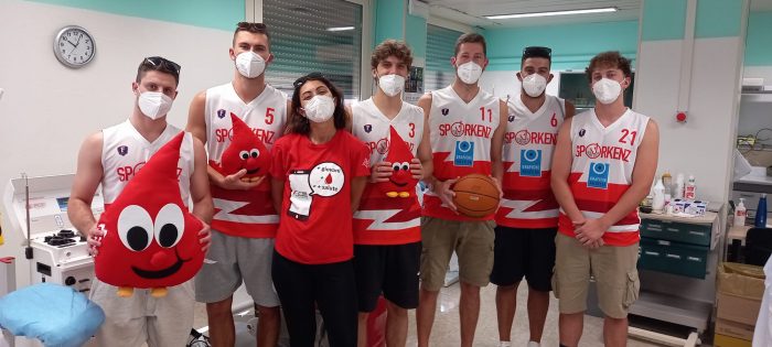 "Canestro per la donazione", i giocatori dello Sporkenz Colle al centro trasfusionale di Campostaggia