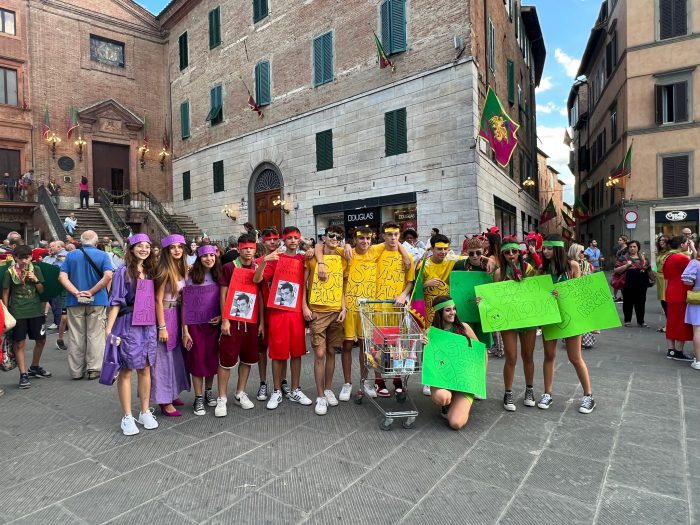 La Contrada del Drago festeggia la vittoria del Palio con un corteo giovane e colorato