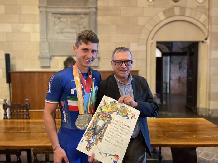 Mens Sana, pattinaggio Corsa: Duccio Marsili ricevuto a Palazzo Pubblico per la consegna di una pergamena