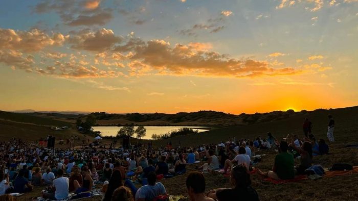 Concerto Einaudi, un suggestivo video del concerto nelle crete senesi