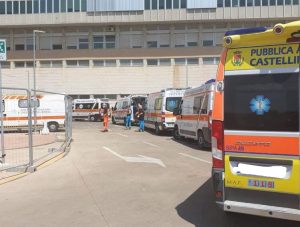 Ambulanze in coda al pronto soccorso delle Scotte, il Nursind: "Pochi posti letto, pazienti costretti a ore di attesa"