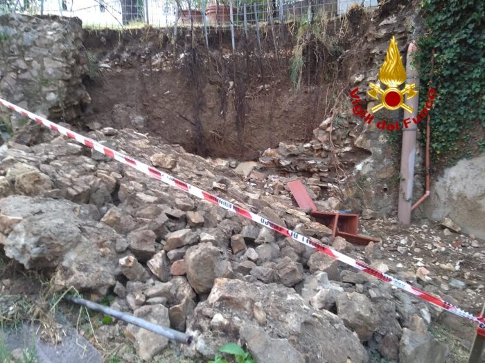 Maltempo, pioggia e forte vento a Colle Val d'Elsa. Crolla un muro in Viale dei Mille
