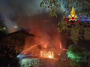 Chiusi: incendio divampa in un calzaturificio