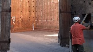 Siena: prosegue il restauro delle porte lignee, smontata Porta dei Pispini