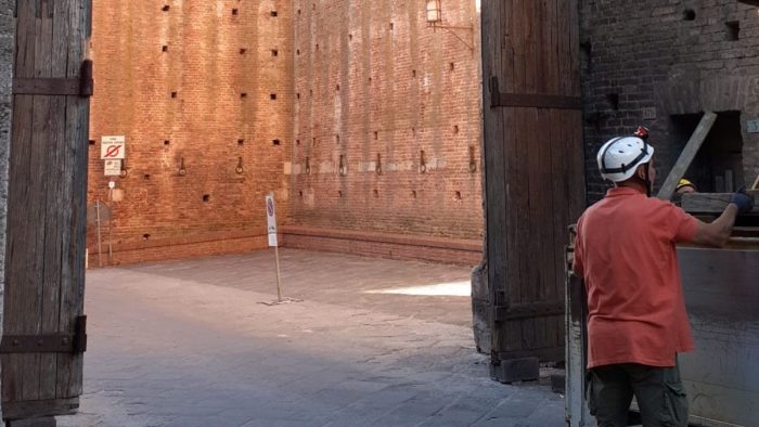 Siena: prosegue il restauro delle porte lignee, smontata Porta dei Pispini