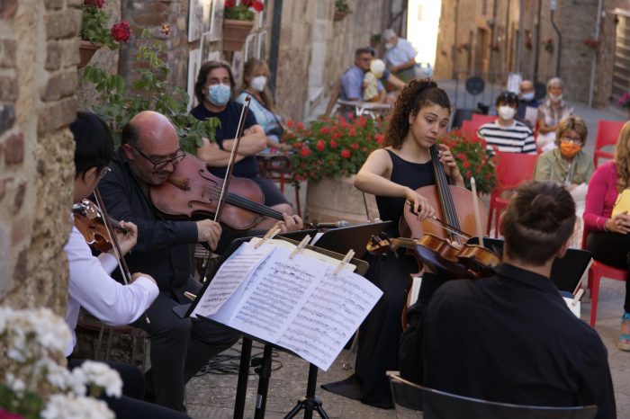 Operisti in Chiesa e Arte fotografica per Radicondoli