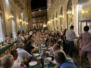 Il Drago festeggia il primo complemese apparecchiando in Via Pianigiani