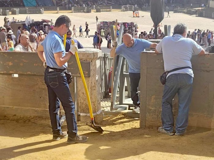 Palio, operai al lavoro per sistemare la pista. De Mossi: "Monitoriamo il meteo"