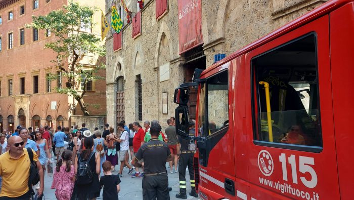Siena, cade mattoncino da Palazzo Chigi Saracini