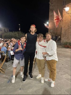 L'atleta Nba Kelly Olynyk ospite della Giraffa per la cena della prova generale