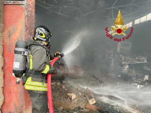 Brucia capannone agricolo a Buonconvento, intervento dei vigili del fuoco