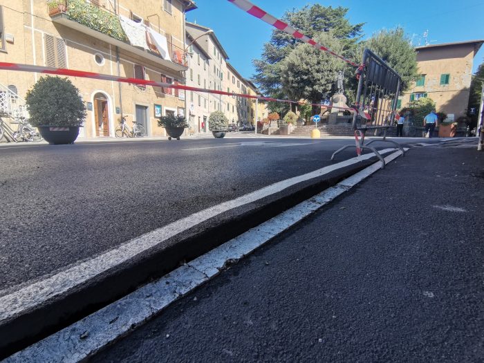 Forte bomba d'acqua sull'Amiata, ad Abbadia San Salvatore asfalto rialzato in strada centrale