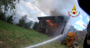 Deposito attrezzi prende fuoco a Poggibonsi, intervento dei vigili del fuoco
