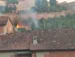 Incendio in corso in via Esterna di Fontebranda, Vigili del Fuoco e volontari combattono le fiamme (notizia in aggiornamento)