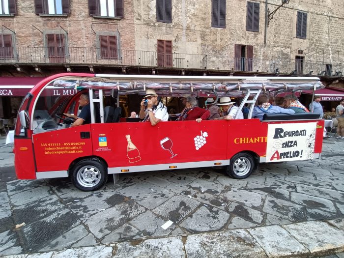 Palio, la pioggia non ferma il Leocorno che sfila per la città per festeggiare la vittoria del 17 agosto: le foto