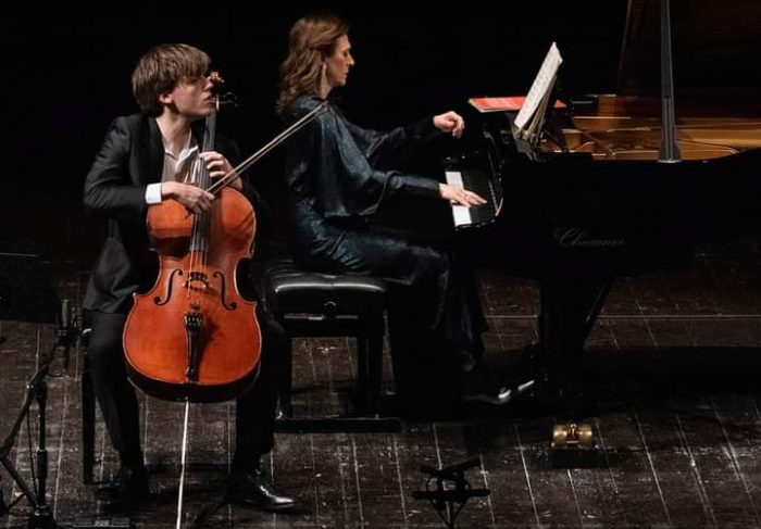 Tavoli all'aperto e concerto di strada: 'prove di un'altra Siena' in Via Camollia