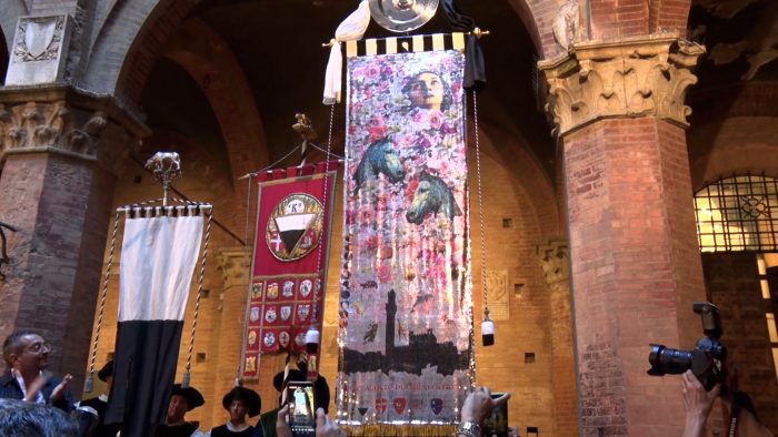 Piace ai senesi il drappellone in pailettes di Anastasio: "E' originale e innovativo"