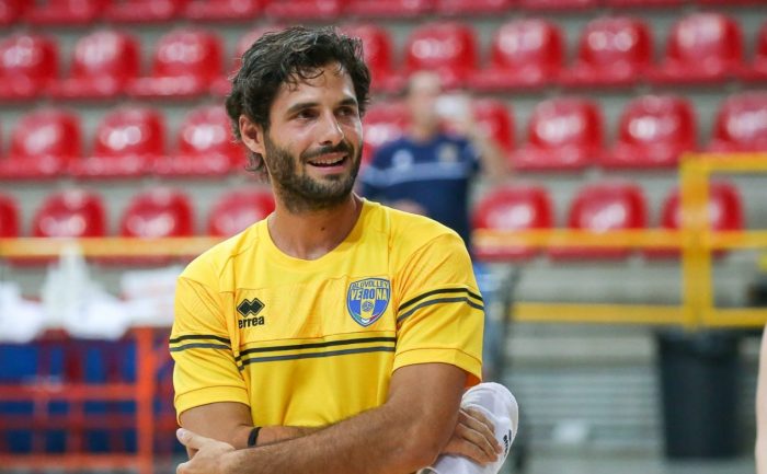 Emma Villas, preso Bonami e lui decide di venire a Siena camminando