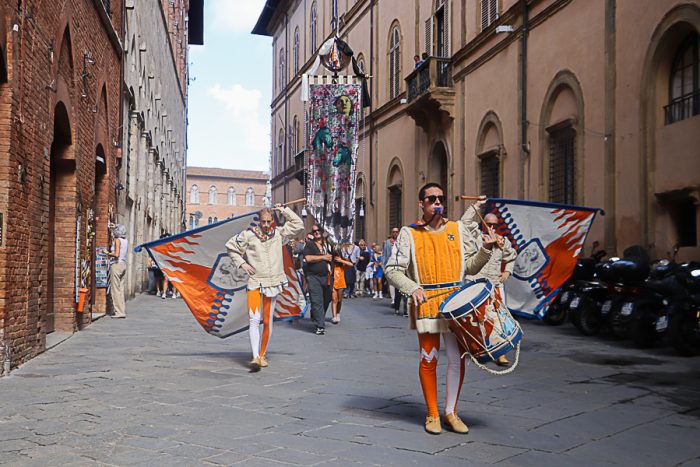 Palio, la contrada del Leocorno pronta per il Corteo della Vittoria