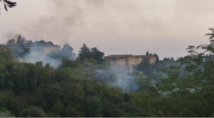 Spento l'incendio in Via Esterna di Fontebranda: bruciati 3 ettari di bosco, nessuna abitazione coinvolta