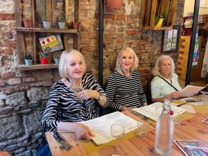 Vacanza senese per le gemelle Kessler