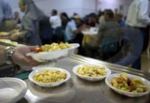 I bisogni non vanno in ferie, la mensa della Caritas da domani si trasferisce nei locali di Via Mascagni