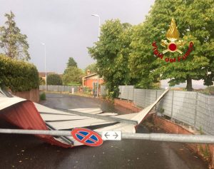 Maltempo, scoperchiato edificio industriale in Strada della Tressa