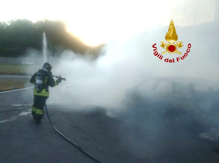 Macchina in fiamme in autostrada, incolumi gli occupanti