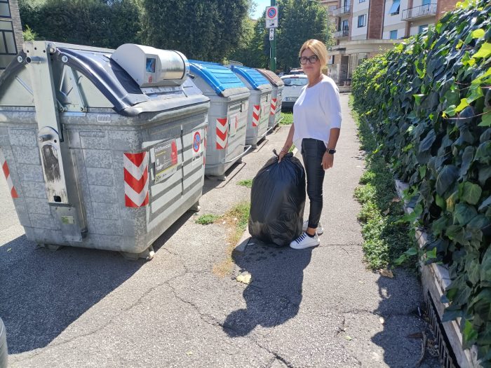 Siena: rifiuti, la protesta dei commercianti di via Celso Cittadini
