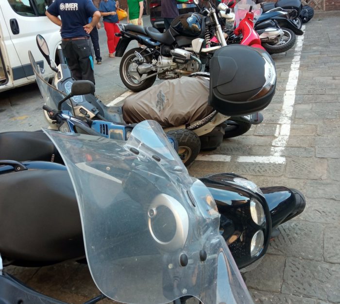 Siena, atti vandalici a danno dei motorini parcheggiati in via San Martino