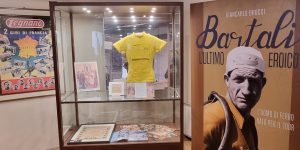 La storica maglia di Bartali del Tour 1948 restaurata da Opera Laboratori ed esposta a Gaiole