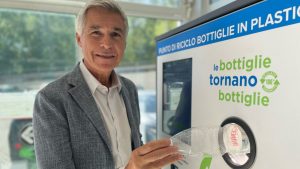 Carrefour Superstore Siena: ecco l’ecocompattatore per il riciclo delle bottiglie di plastica