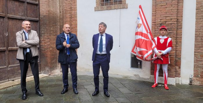 Intitolata a Enzo Tiezzi una piazza nel centro storico di Siena