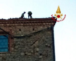 Albero cade sul tetto della scuola: tanti interventi dei vigili del fuoco a causa del forte vento