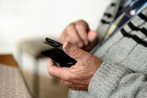 "Scopriamo come usare i nostri smartphone", laboratorio digitale per anziani all’Associazione Bernardo Tolomei