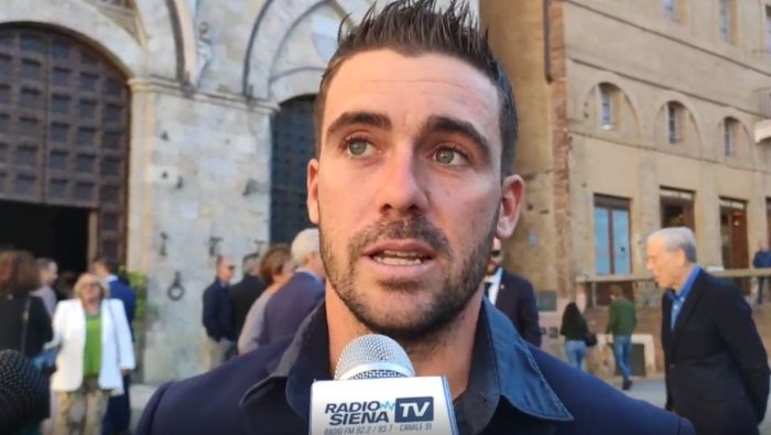 Bandierino e pergamena per il proprietario del cavallo Zio Frac, vittorioso nel Palio di luglio